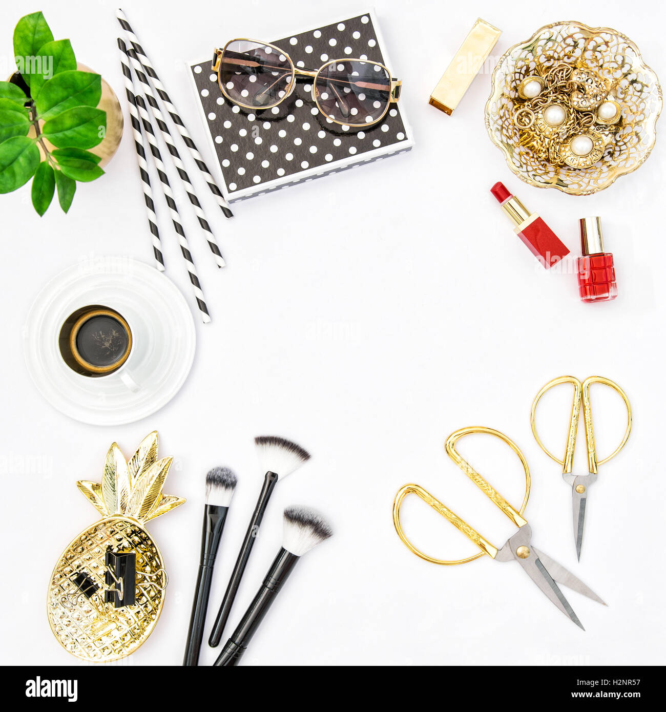 Piatto per laici sito femminile, blogger, social media. Accessori di moda, cosmetica, il caffè e la pianta verde Foto Stock