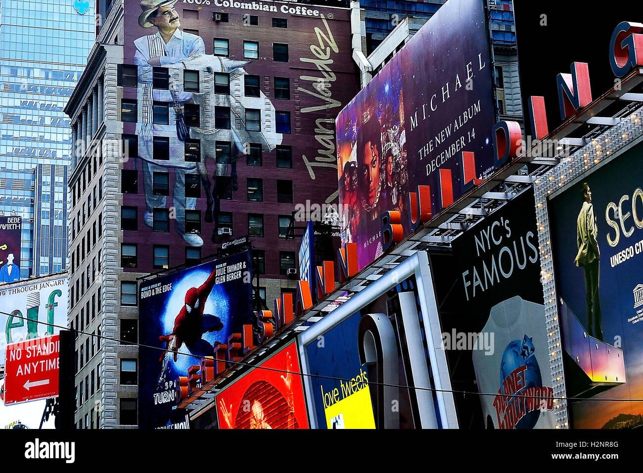 I cartelloni in New York Times Square - nel centro di Manhattan sezione di New York City in corrispondenza della giunzione di Broadway e la Settima Avenue. Foto Stock