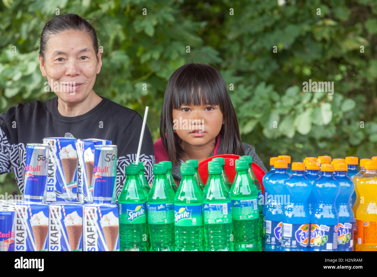 Vietnamita nella Repubblica Ceca, nonna con nipote, venditori ambulanti, comunità vietnamita che invecchia generazioni Foto Stock