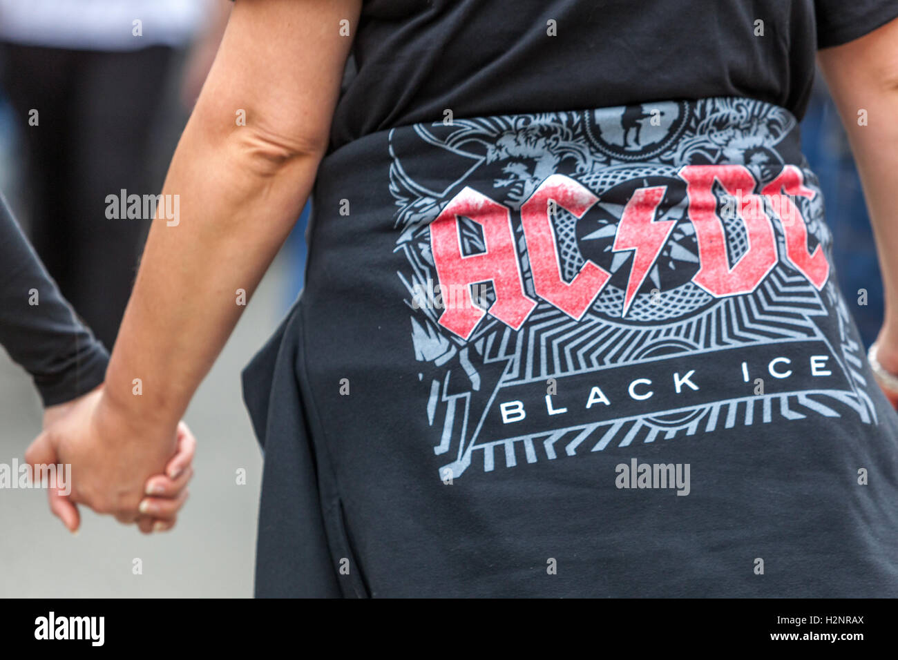 AC/DC Black Ice, tifosi con la maglietta che si tengono per mano Foto Stock