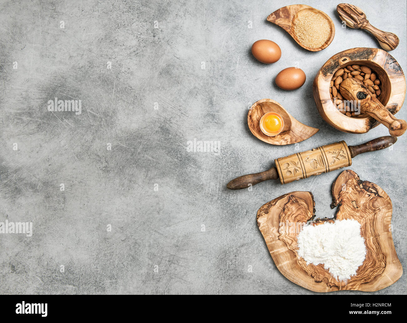 Sfondo di cibo. Uova, farina, zucchero, mandorle. Ingredienti per la preparazione di pasta. Utensili da cucina Foto Stock