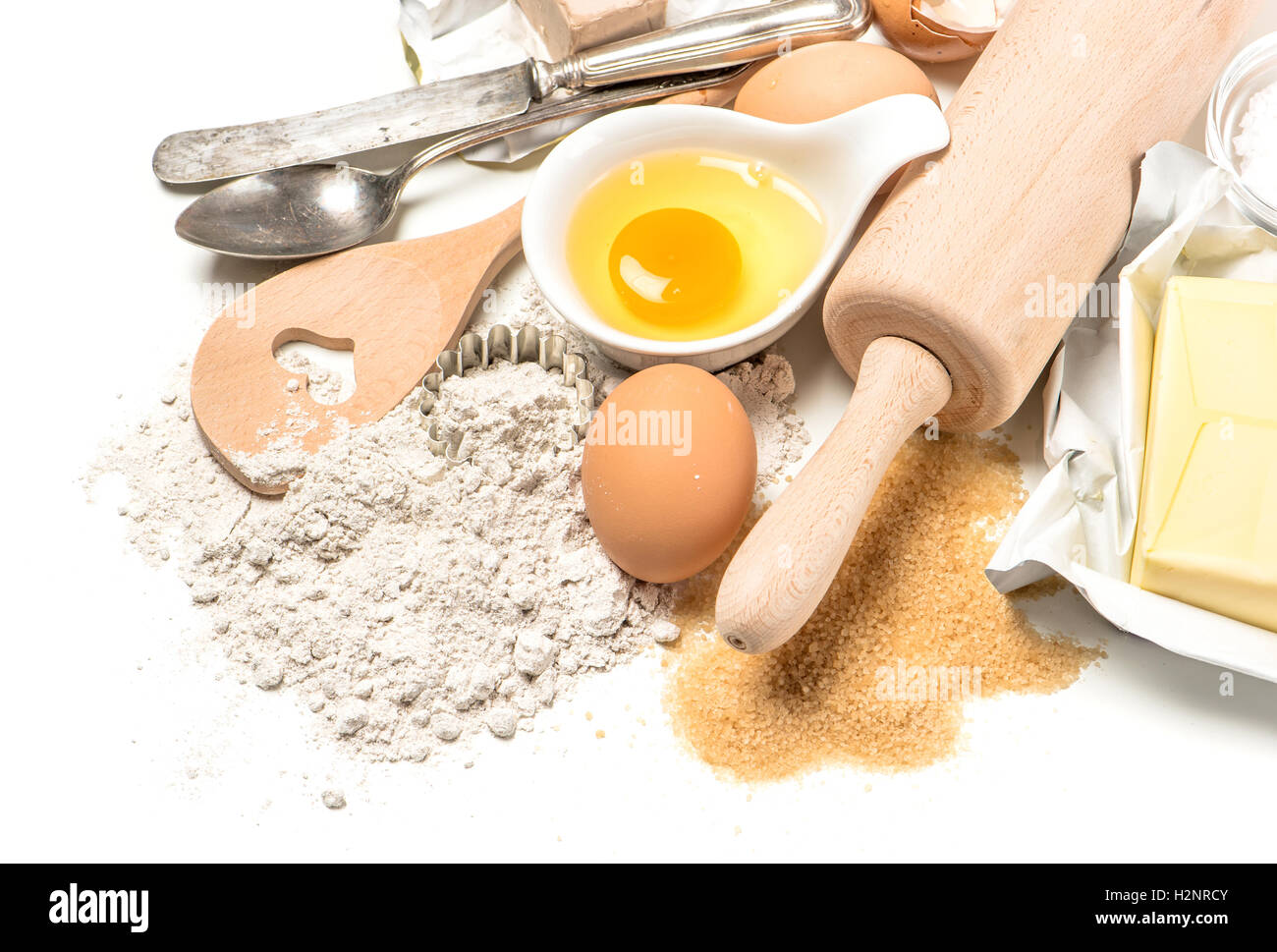 Sfondo di cibo. Preparazione di pasta. La cottura ingredienti uova, farina, zucchero, burro, lievito. Foto Stock