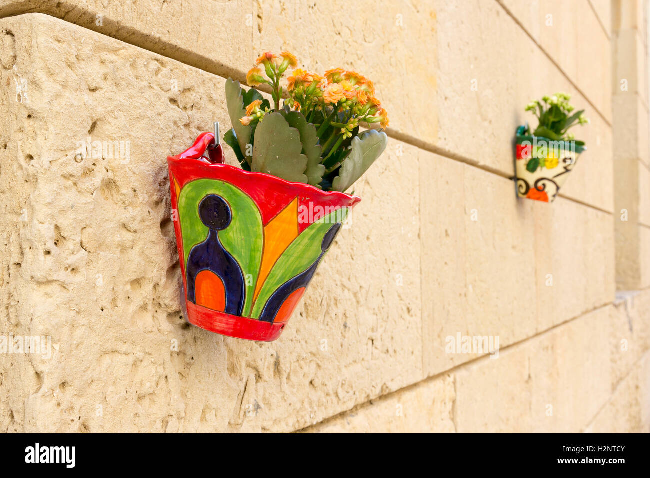 Vasi da strada del muro dei fiori immagini e fotografie stock ad