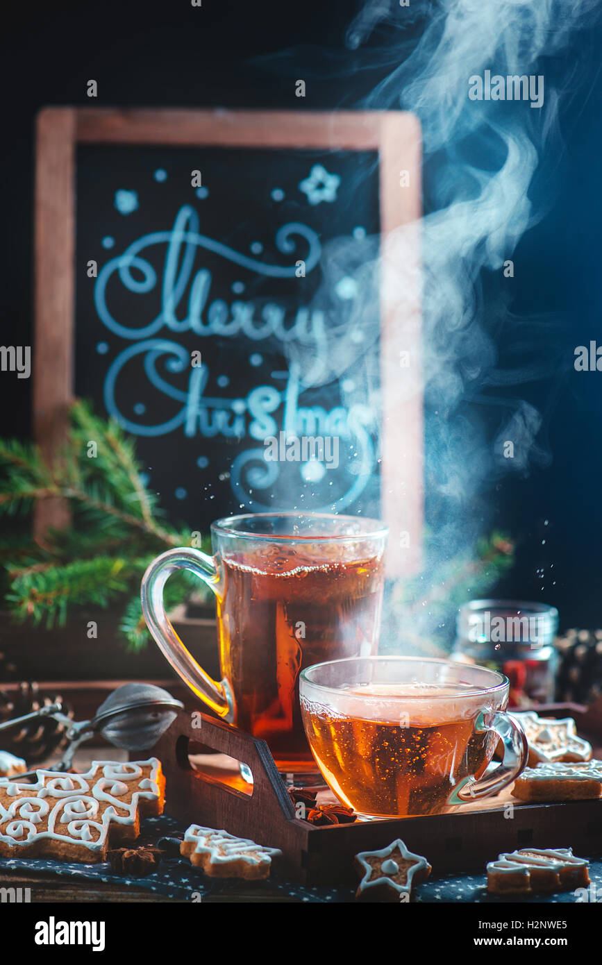Natale il tè caldo con i cookie e vapore Foto Stock