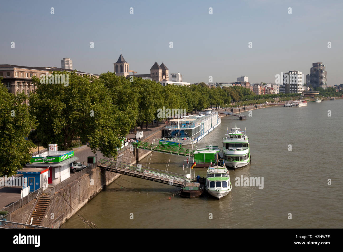 Le navi da passeggeri sulla banca del fiume Reno, San Kunibert chiesa, Colonia, nella Renania settentrionale-Vestfalia Foto Stock