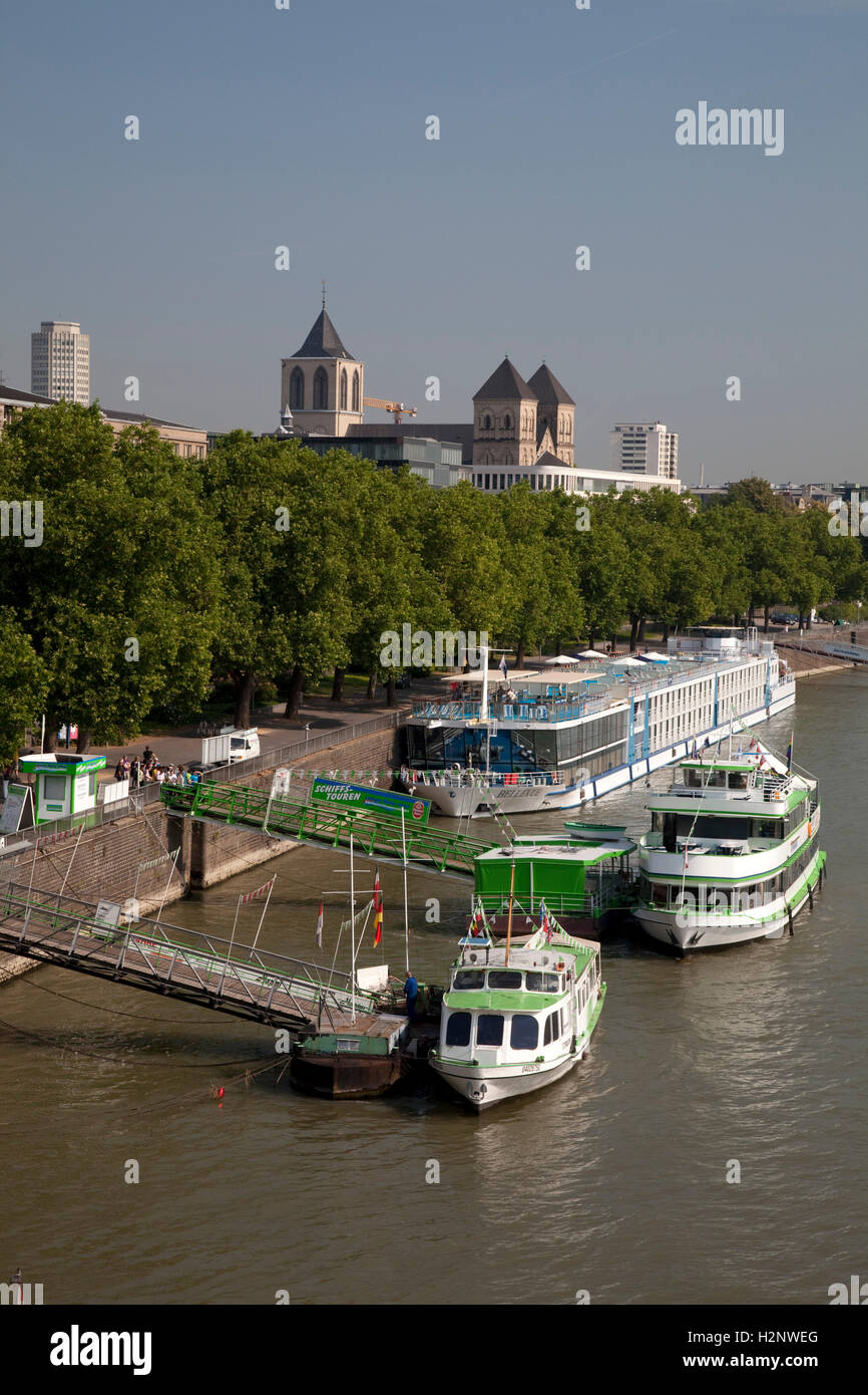 Le navi da passeggeri sulla banca del fiume Reno, San Kunibert chiesa, Colonia, nella Renania settentrionale-Vestfalia Foto Stock