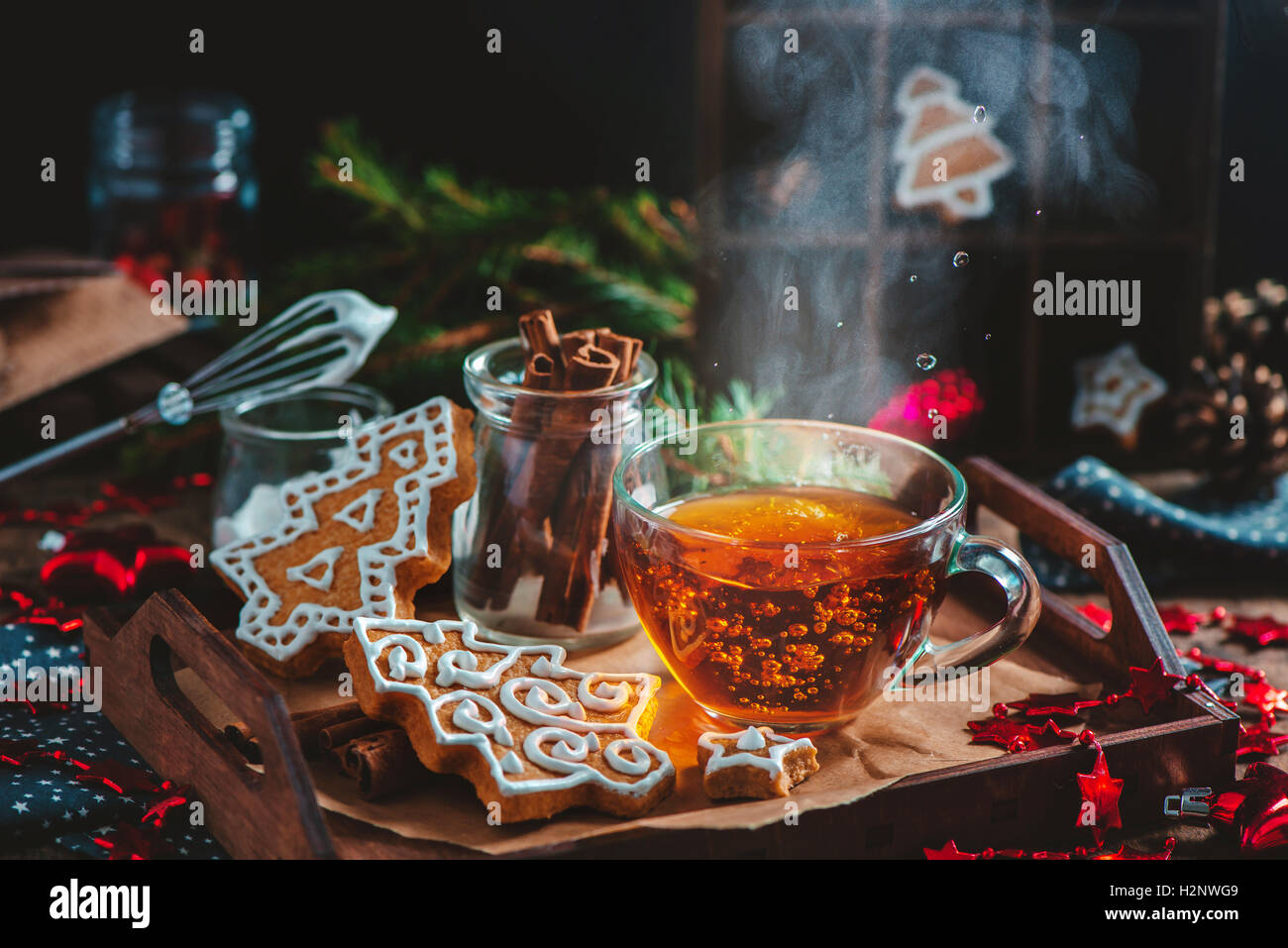 Biscotti di Natale con fumante tazza di tè Foto Stock