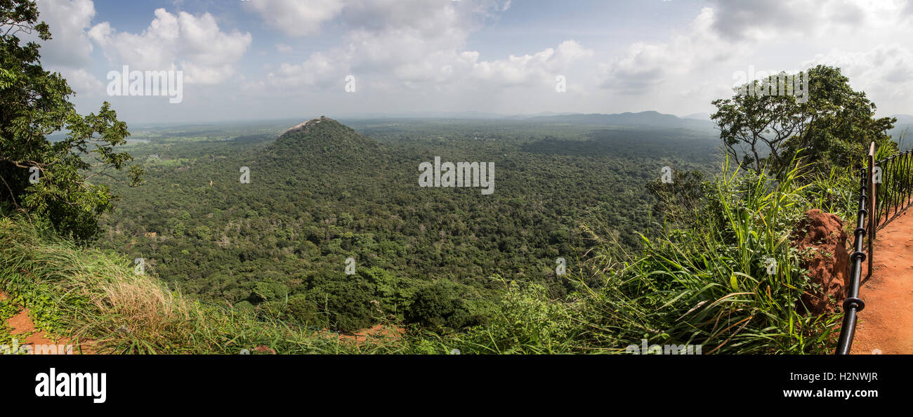 Sigiriya (Lion Rock). Mostra la vista a nord, compresi il Pidurangala antico Monastero della foresta Foto Stock
