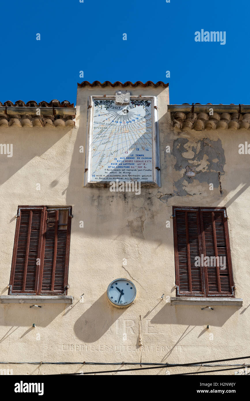 Meridiana e orologio analogico sul muro di casa, Solliès-Toucas, Regione Provence-Alpes-Côte d'Azur, Francia sudorientale Foto Stock