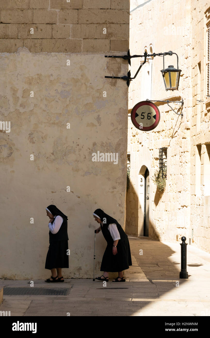 Due monache invecchiato facendo una passeggiata nell'antica città di Mdina sull isola di Malta Foto Stock