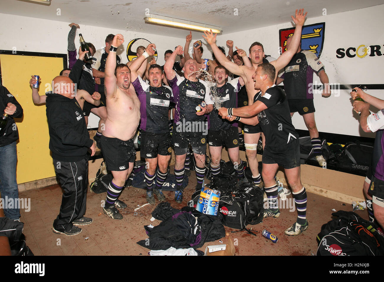 Romford celebrare la graffatura del campionato della Lega - Ipswich RFC vs Romford & Gidea Park RFC - London & South East Division due Nord Rugby - 31/03/12 Foto Stock