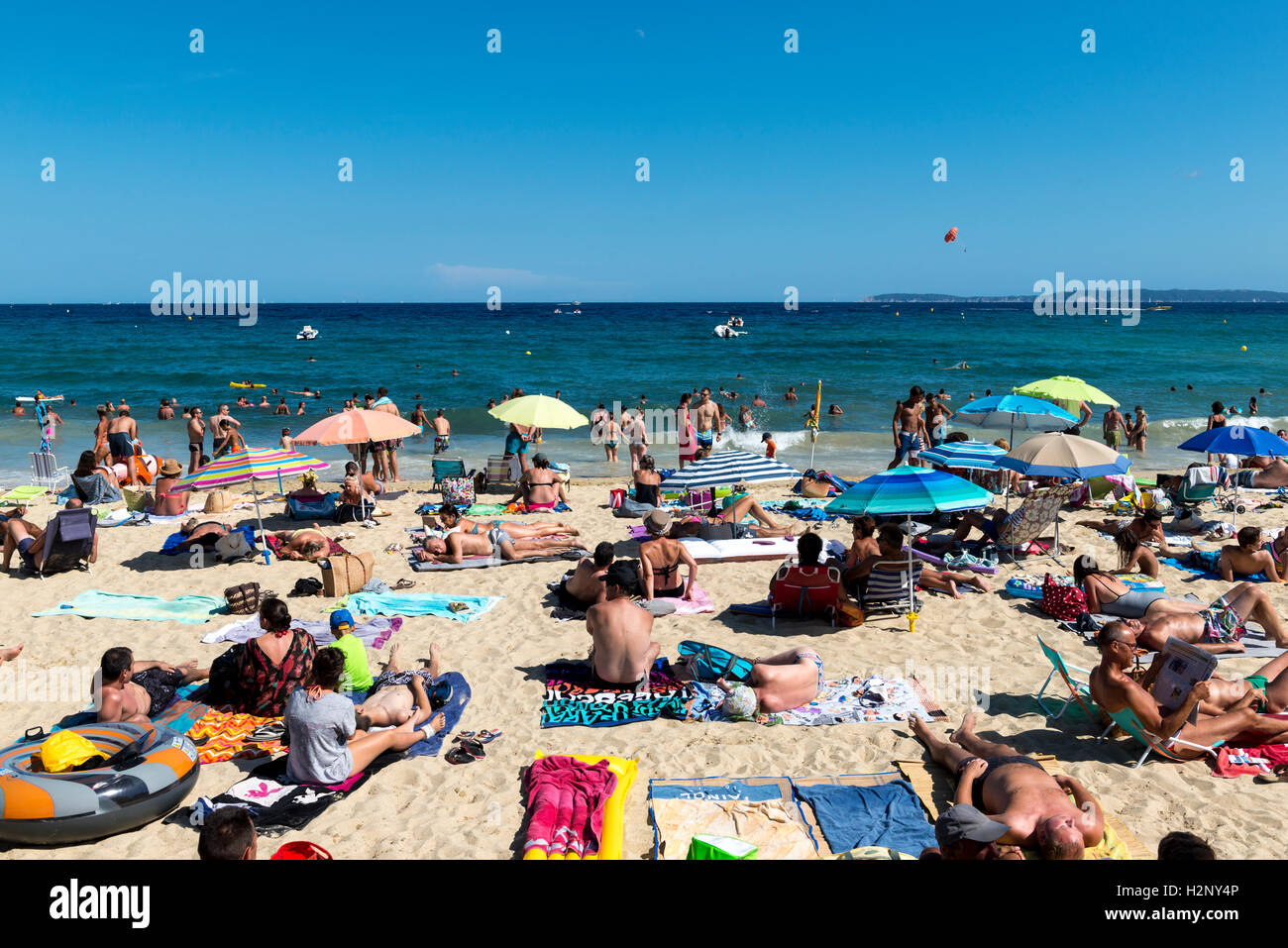Spiaggia pranzo con i vacanzieri, Le Lavandou area, Regione Provenza-Alpi-Costa Azzurra, Francia Foto Stock