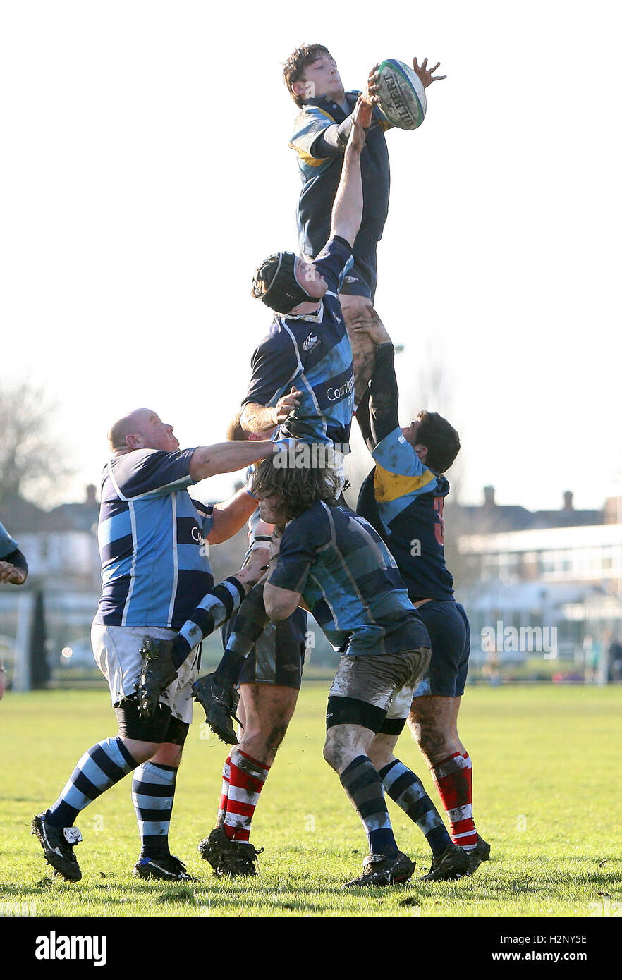 Fletcher di vecchi Cooperians prendere la palla a un line-out - Vecchio Cooperians RFC vs vecchio Brentwoods RFC - Essex Rugby League presso Coopers Coborn School, Upminster - 30/01/10 Foto Stock