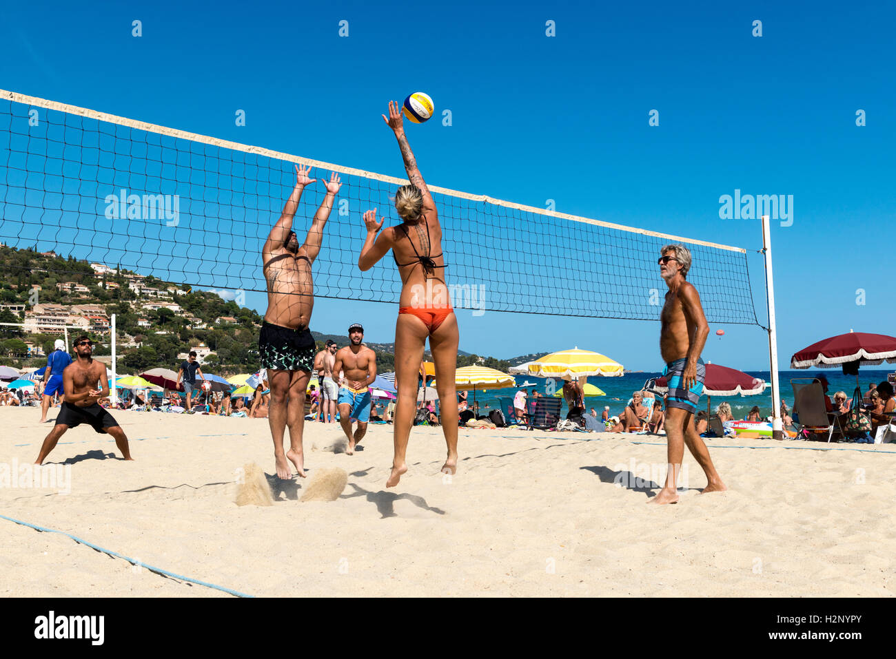 I villeggianti giocare a beach volley, Le Lavandou area, Regione Provenza-Alpi-Costa Azzurra, Francia Foto Stock