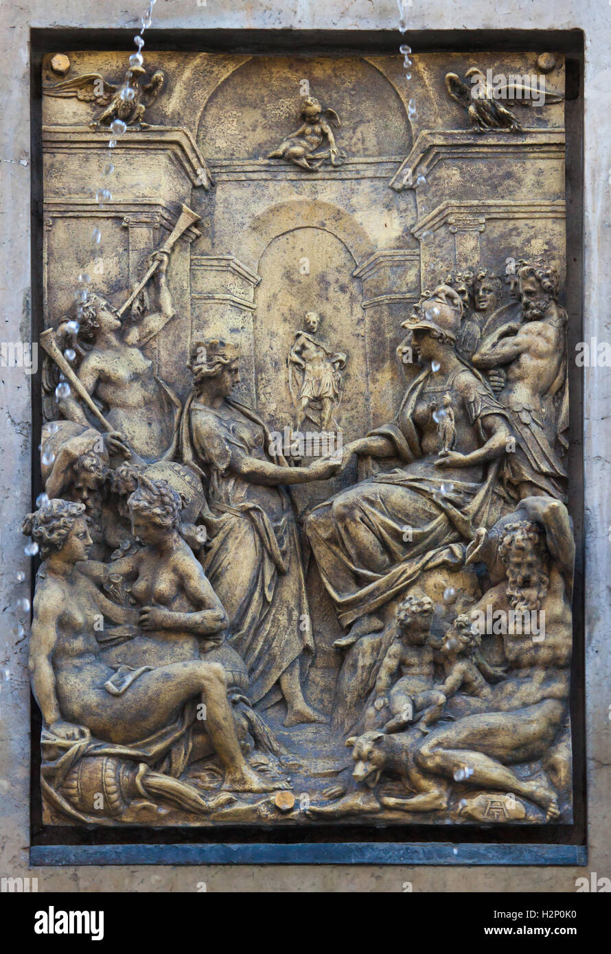 Rapporto tra Roma e Augusta Vinelicorum (Augusta). Bronzo dorato sollievo da olandese scultore manierista Adriaen de Vries sul Hercules Fontana di Augsburg, Baviera, Germania. Augusta Vinelicorum era il nome romano di Augusta. Foto Stock