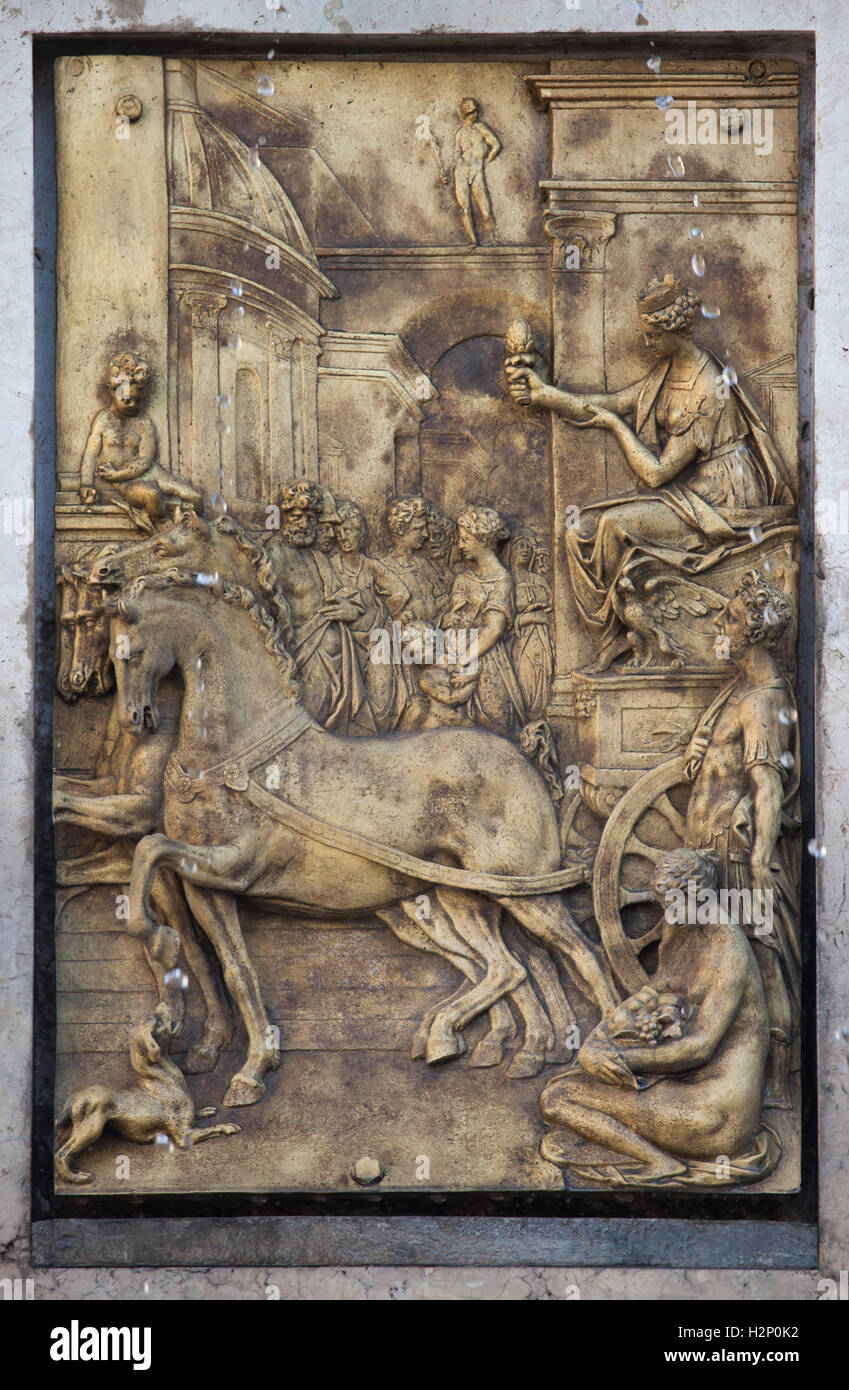 Dea della città di Augusta Vinelicorum (Augsburg) guida il carro. Bronzo dorato sollievo da olandese scultore manierista Adriaen de Vries sul Hercules Fontana di Augsburg, Baviera, Germania. Augusta Vinelicorum era il nome romano di Augusta. Foto Stock