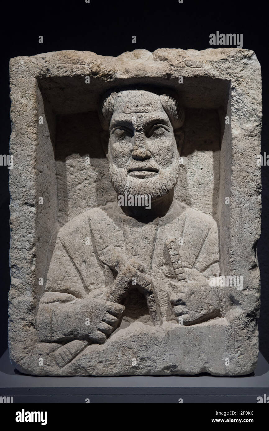 Pietra funebre di un artigiano romano a partire dalla fine del II o all'inizio del III secolo d.c. scoperto nel 1826 a Bordeaux e attualmente visualizzato nel Museum of Aquitaine (Musee d'Aquitania) a Bordeaux, Francia. L'ignoto artigiano detiene un adze, Romano utensile di taglio in una mano e una regola nell'altro. Foto Stock