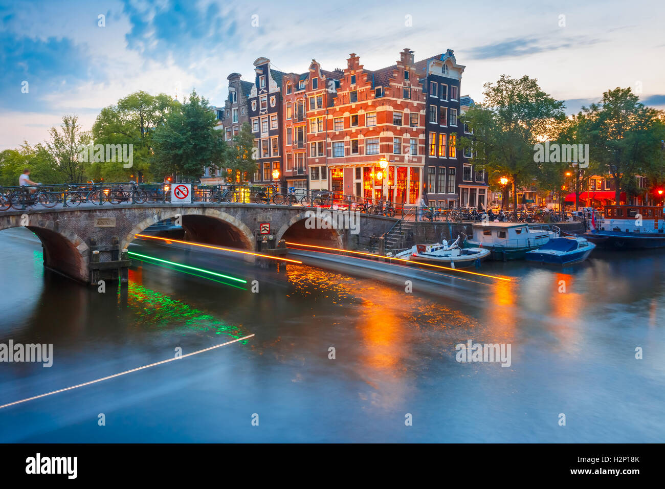 Notte Vista sulla città di Amsterdam canal e ponte Foto Stock