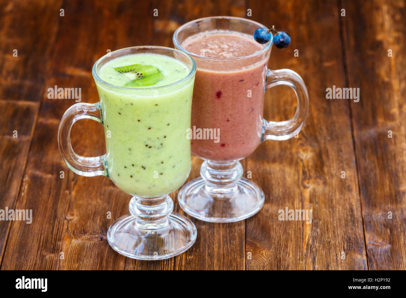 Uva e kiwi frullato di latte in un bicchiere Foto Stock
