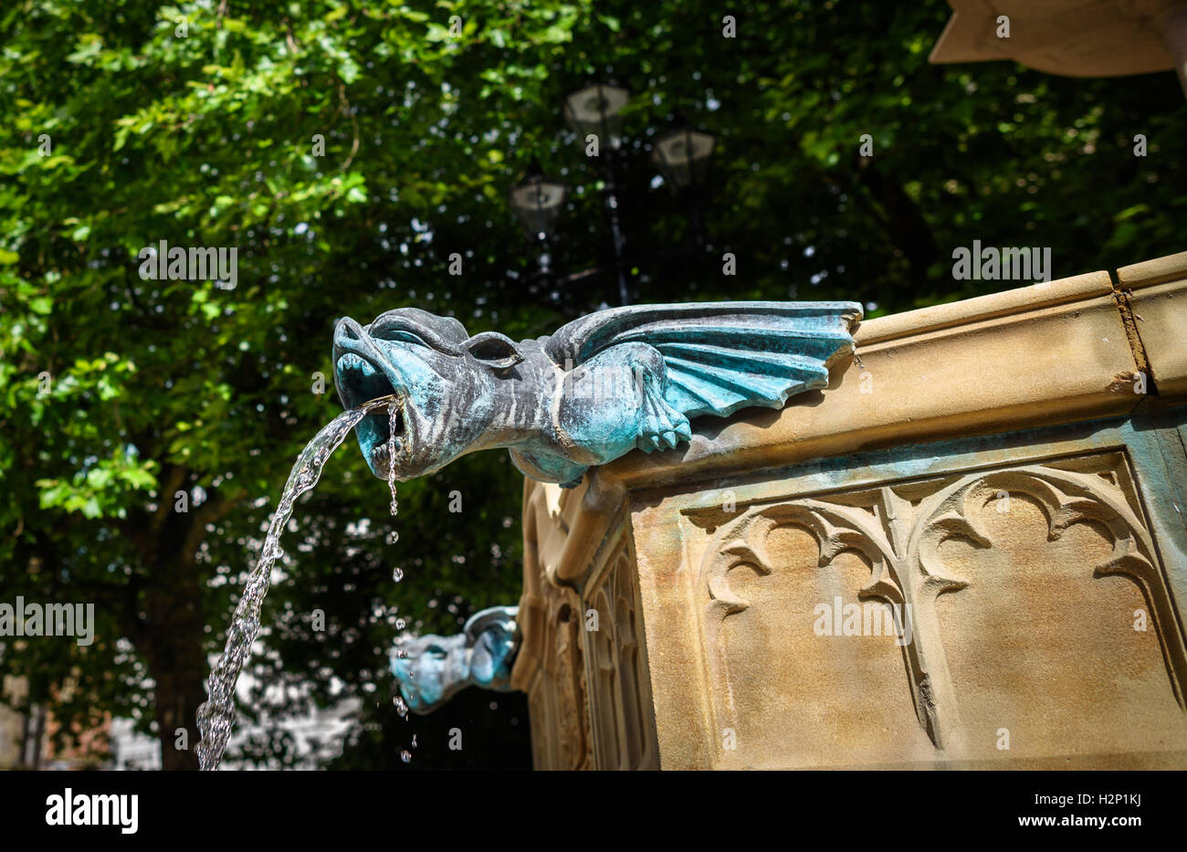 Dettaglio di un gargoyle bat in una fontana in Piazza Albert, Manchester. Foto Stock