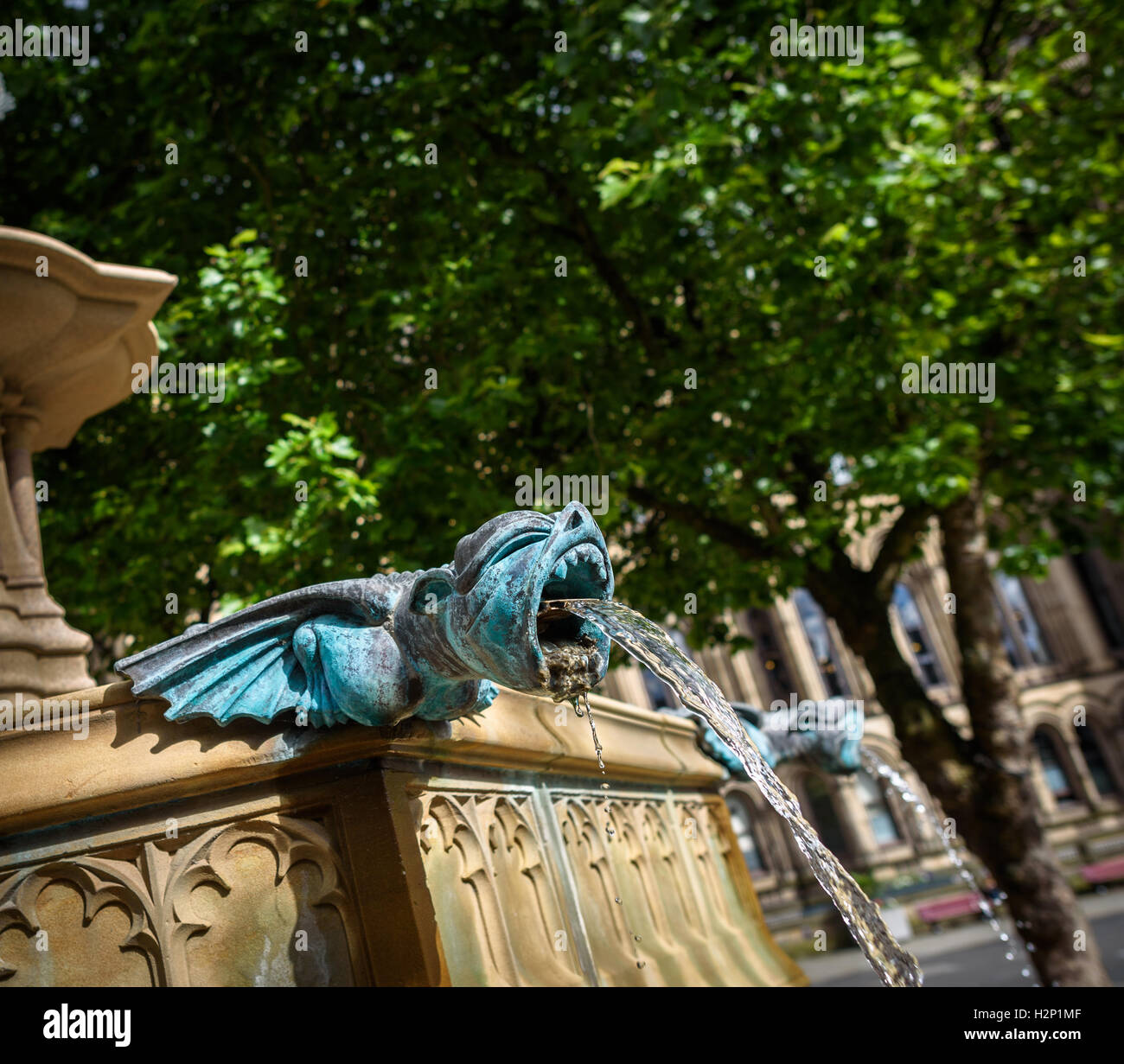 Dettaglio di un gargoyle bat in una fontana in Piazza Albert, Manchester. Foto Stock