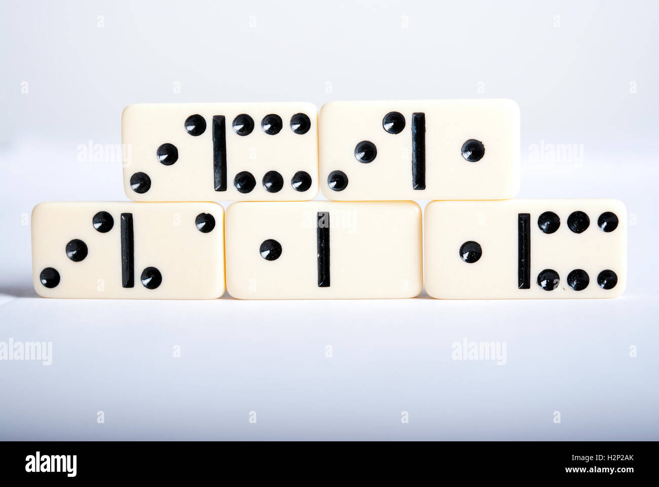 Domino cubi in due righe Foto Stock