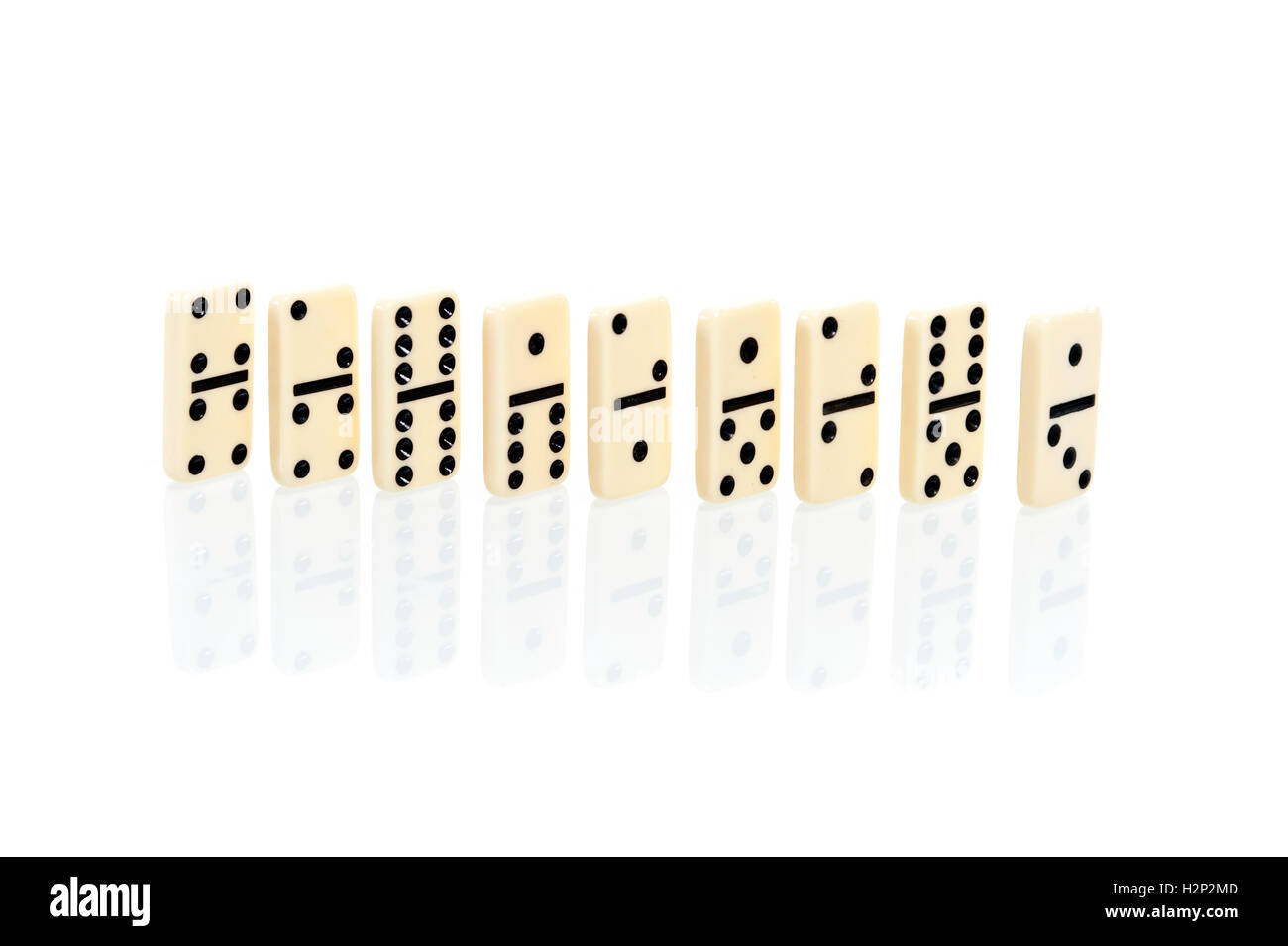 Alcuni mattoni di domino su sfondo bianco Foto Stock