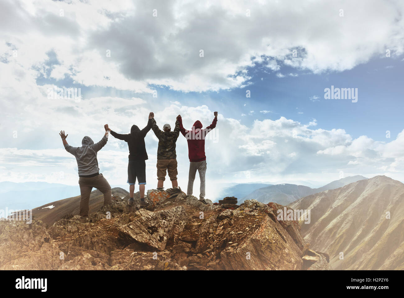 Le persone del gruppo vincitore vincere il concetto di montagna Foto Stock