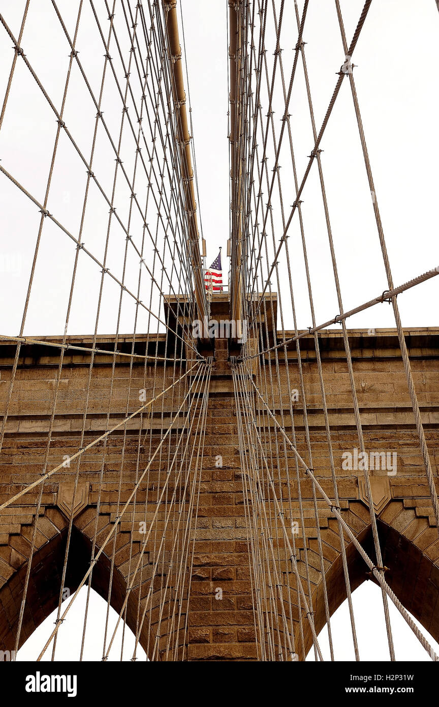 Il Ponte di Brooklyn Bridge spanning l'East River da Manhattan a Brooklyn. Il ponte è un ibrido sospeso con cavi di sospensione ponte nella città di New York, Stati Uniti d'America Foto Stock