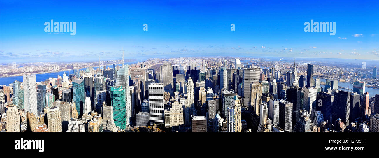 Vista piena di New York skyline di città, Midtown Manhattan Island, New York City in un giorno chiaro con un luminoso cielo blu - STATI UNITI D'AMERICA. Foto Stock