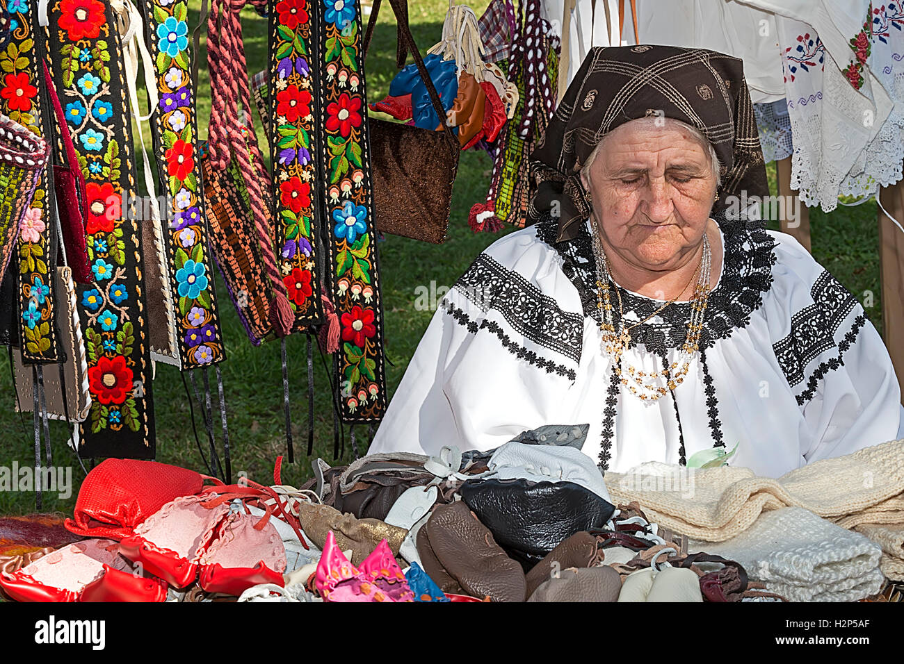 TIMISOARA, Romania - 24 settembre 2016: vecchia donna rumena che vende prodotti tradizionali a una fiera denominata ,,Fiera di artigiani Foto Stock