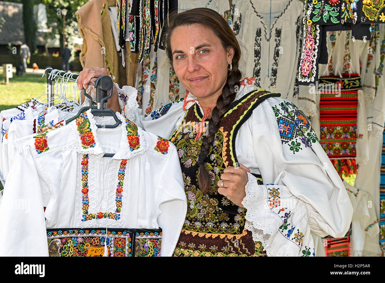 TIMISOARA, Romania - 24 settembre 2016: donna rumena che vende abiti tradizionali ad una fiera denominata ,,Fiera di artigiani' ORGA Foto Stock
