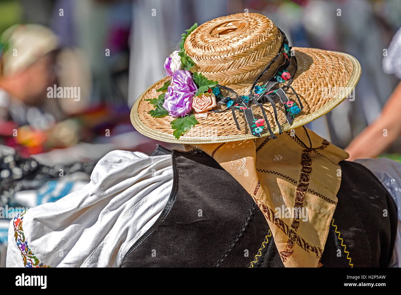 Cappelli decorati tradizionale Rumena, per Bistrita-Nasaud area e indossato da una donna ad una tradizionale fiera. Foto Stock