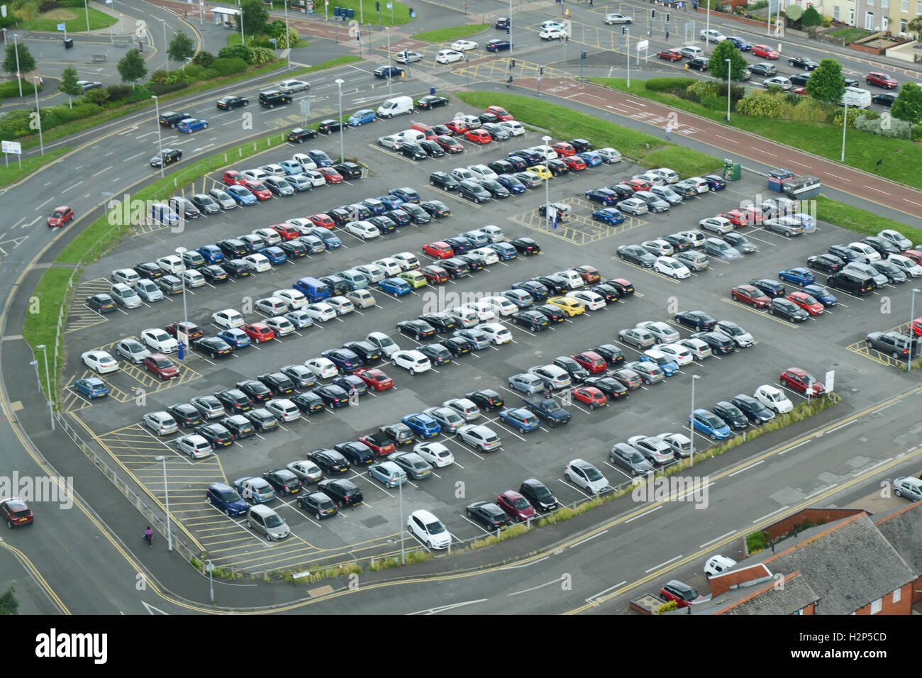 Un parcheggio auto nel Regno Unito piena di vetture, con solo pochi spazi lasciati per gli acquirenti o i visitatori per l'uso. Foto Stock