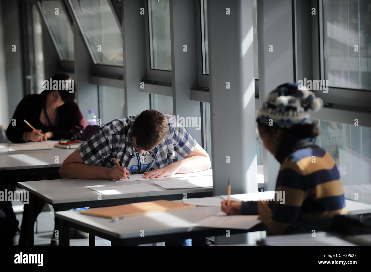 Immagine STOCK studenti del college lavorare duro per la loro formazione in aula. Foto Stock