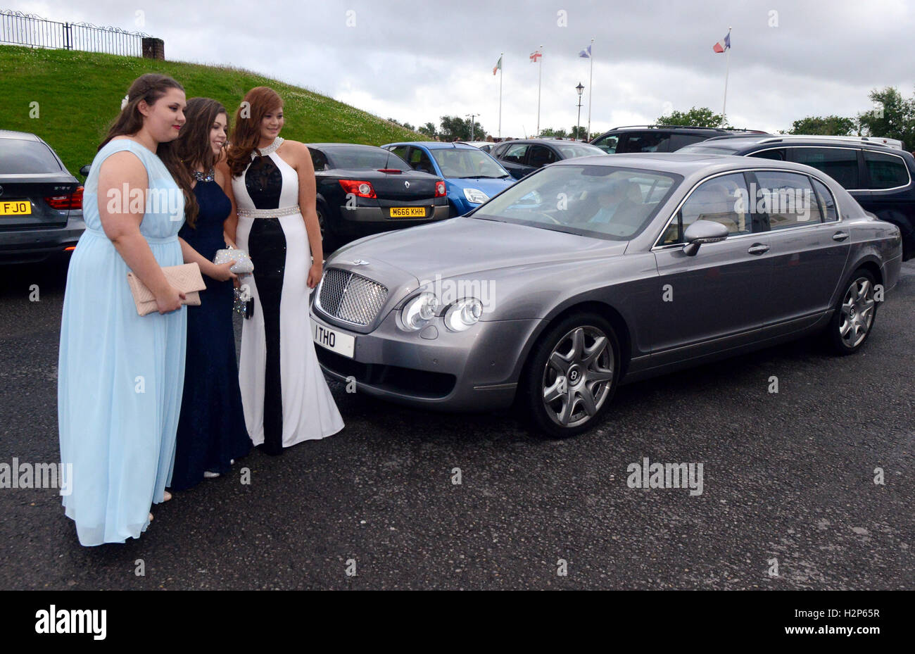 I giovani godono di una di fine anno di scuola prom. Prom stanno diventando sempre più popolari nel Regno Unito e includono abiti costosi. Foto Stock