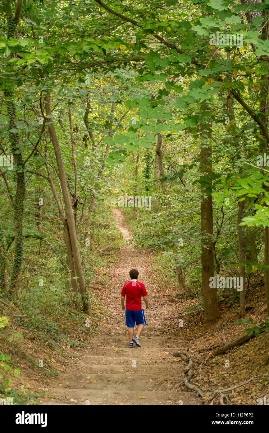 ARLINGTON, VIRGINIA, STATI UNITI D'AMERICA - Boy trekking sul Sentiero. Foto Stock