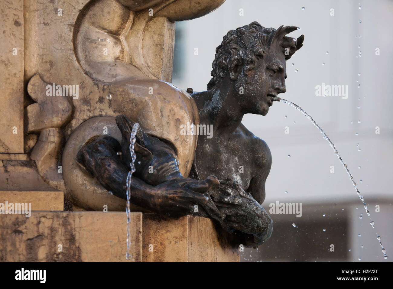 Triton. Statua in bronzo olandese scultore manierista Adriaen de Vries sul Hercules Fontana di Augsburg, Baviera, Germania. Foto Stock