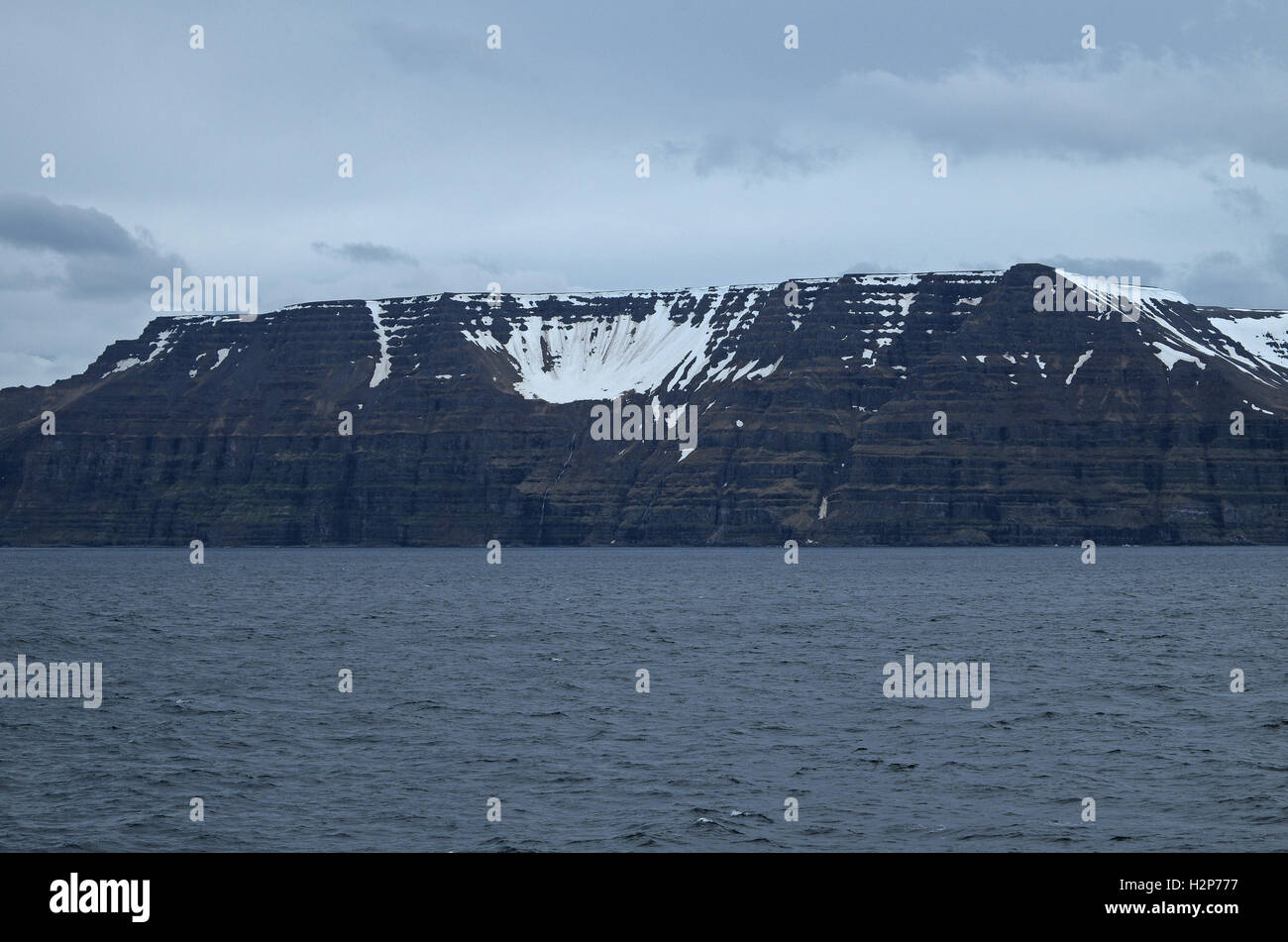 A forma di ciotola glacially eroso corrie, cirque o cwm, Westfjords, Islanda. Foto Stock