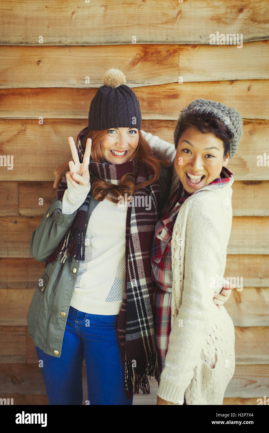 Ritratto di donna sorridente amici gesti segno di pace esterno cabina Foto Stock
