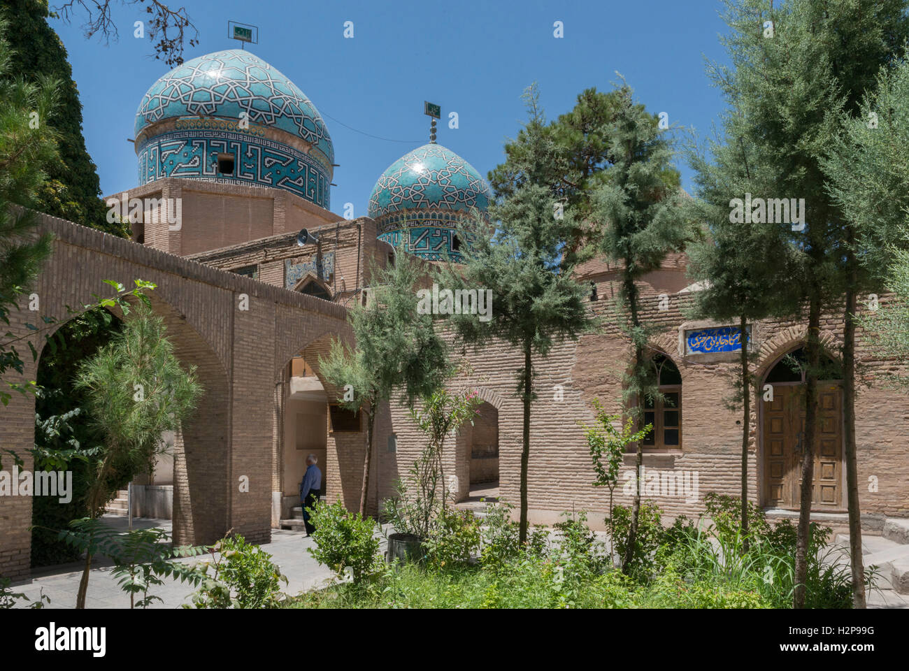 Kerman, Moshtari-ye Moshtaq Ali Shah Qajar era rivestito di piastrelle blu cupole visto da giardino Foto Stock