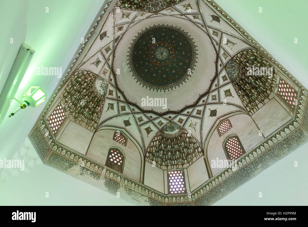 Kerman, Moshtari-ye Moshtaq Ali Shah, cupola vista dall'interno Santuario Sufi Foto Stock