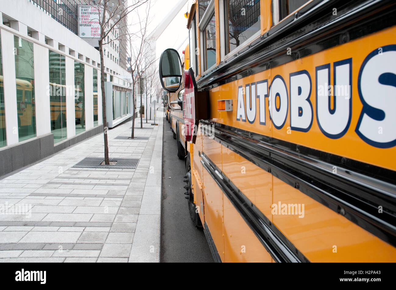 Close-Up lato dell' autobus coda parcheggiato sulla strada urbana edifici di sfondo, Montréal, Québec, Canada Foto Stock