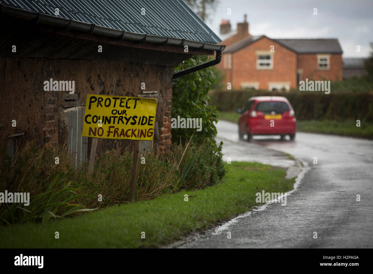 Anti-fracking segni nel villaggio di Woodsfold, vicino al sito proposto a Roseacre legno, Lancashire dove fracking Cuadrilla impresa è stato dato il permesso di intraprendere la costruzione e la prova di scisto di estrazione di gas. Il 6 ottobre, 2016 del governo del Regno Unito europee segretario, Sajid Javid, accettato un appello da Cuadrilla contro una precedente decisione di ruotare verso il basso i loro piani di frack su siti sulla costa di Fylde. Foto Stock