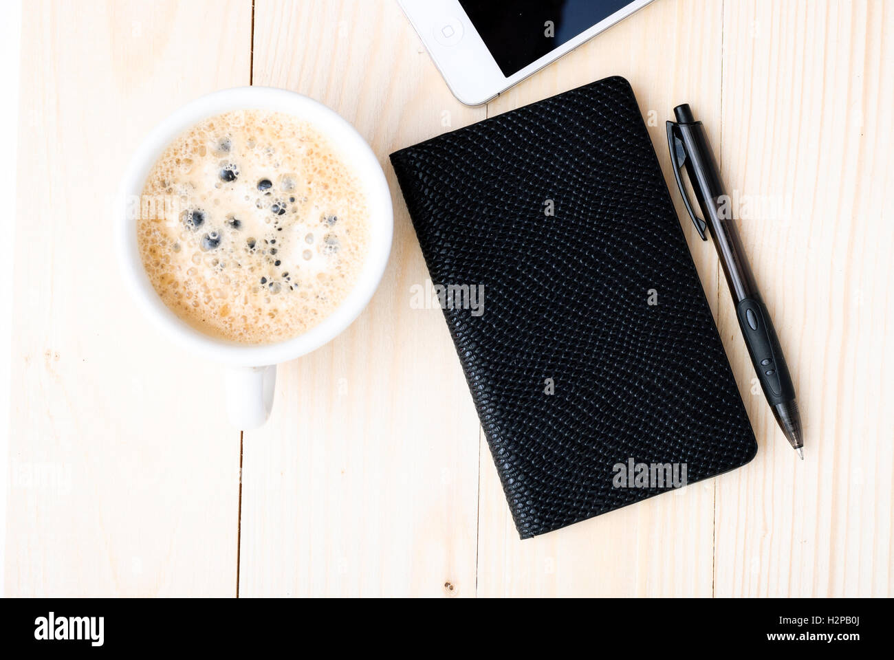 Smartphone con notebook e la tazza di caffè forte Foto Stock