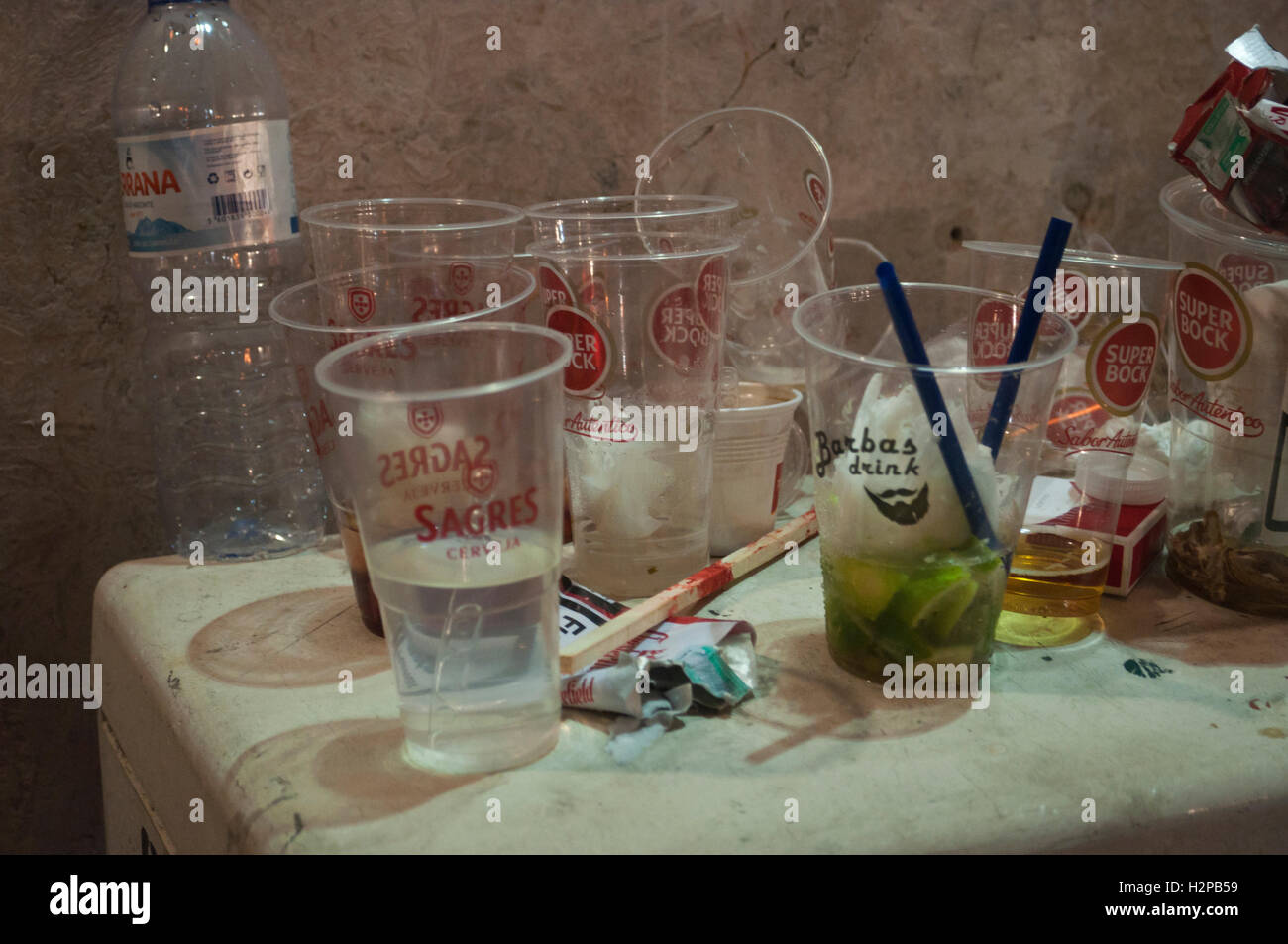 I bicchieri di plastica sul lato sinistro della strada. Santos Populares, Lisbona, Portogallo Foto Stock