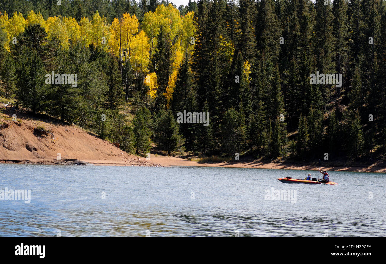 Kayaking sul Sud Catamount serbatoio vicino a Colorado Springs e Pikes Peak, STATI UNITI D'AMERICA Foto Stock