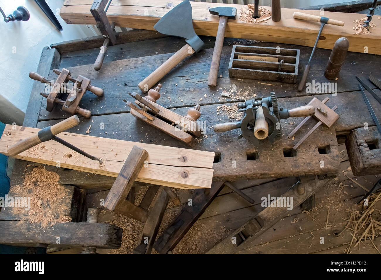 Il vecchio laboratorio di falegnameria con strumenti obsoleti utilizzati. Vintage macchine per la lavorazione del legno Utensili a mano di una antica falegnameria. Foto Stock
