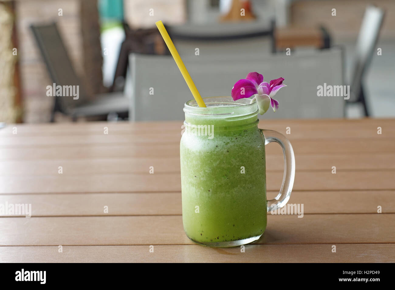 Dolce Frullato di kiwi decorata con orchidee sul tavolo Foto Stock