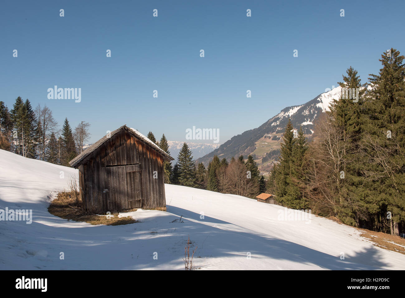 Cabina in legno in alpine paesaggio invernale Foto Stock